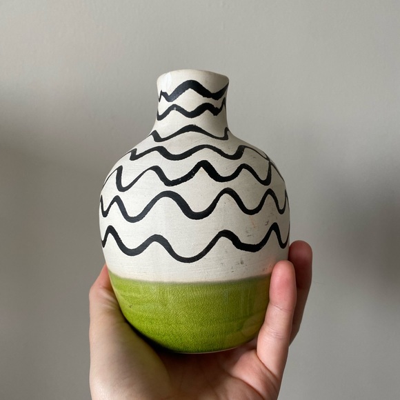 Swirly ceramic vase - Picture 1 of 2